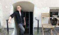 Rasmus står på trappen til ølkælderen