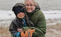 Maria Wendelboe Forsberg og sønnen Bastian, til artiklen ”Man støder bare panden mod muren. Hele tiden”