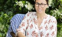 Mette Cornelius sidder udenfor, portrætbillede
