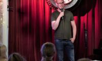Oliver Ljunggren optræder på scenen