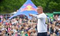 Riffi står på scenen og peger ud på publikum