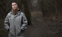 Lau står med hænderne i jakkelommerne