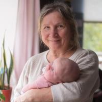 Ældre kvinde holder baby