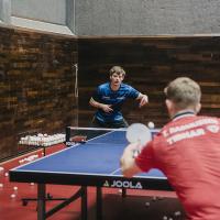 Den danske bordtennisstjerne og OL-helt Anders Lind spiller bordtennis