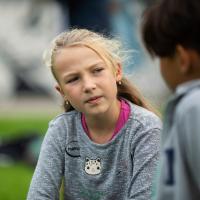 Pige, uskarp baggrund