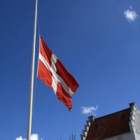 Flag, på halv, til artiklen "At tale om døden og lytte til sorgen"