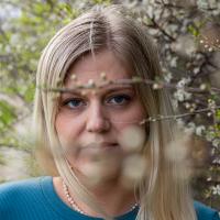 Claudia portræt 2, kørekort, tema om forskelsbehandling