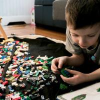 Dreng leger med Lego