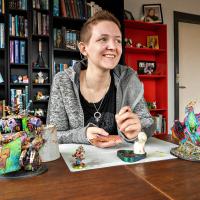 Emma maler Warhammer-figurer