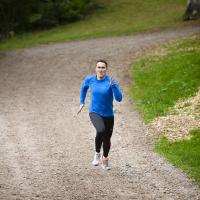 Mand, der løber i skoven