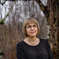 Gitte portræt foran træ