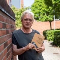 Henrik Sylvest med bogen Nepal tur retur 1969 - en indre og ydre rejse, som er udkommet på Psykiatrifondens Forlag.