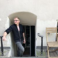 Rasmus står på trappen til ølkælderen