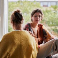 Kvinder, kigger ind i kameraet, vindue, blade