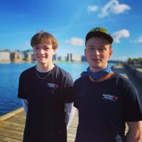 Tobias og Frederik står ved siden af hinanden iført Psykiatrifondens logo