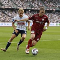 Magnus i en 1v1-situation med bolden