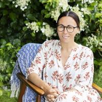 Mette Cornelius sidder udenfor, portrætbillede