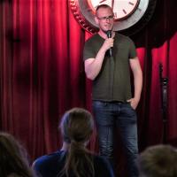 Oliver Ljunggren optræder på scenen