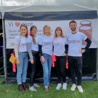 Medarbejdere fra Psykiatrifonden står foran skiltet 'Vi elsker pant'