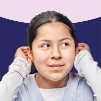 Barn, der holder hænder bag ørerne