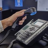 Billede af en telefon, hvor røret bliver taget