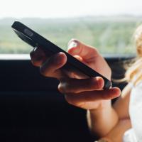 Chatbots som terapeut, kvinde med mobiltelefon