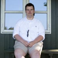 Frederik Broch fra Give er selvstændig fotograf. Han lider af angst og har gjort det siden gymnasieårene, men i dag har han lært at leve med den. Hør hans historie i Psykiatrifondens og SIND Ungdoms podcastserie "Jeg er ikke den eneste".