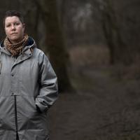 Lau står med hænderne i jakkelommerne