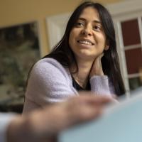 Smilende Sidsel, som snakker med Anne Lindhardt med bogen fremme