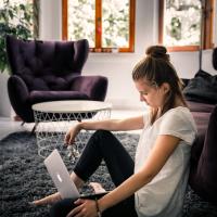Billede af kvinde med  computer